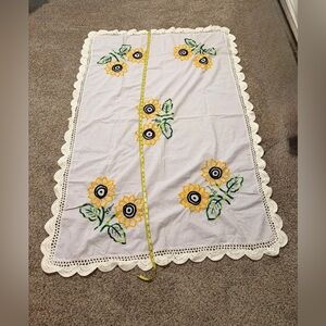 Sunflower Embroidered Crochet-Edge Tablecloth - Yellow & Green